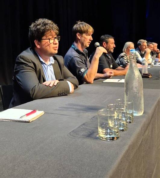 Our secondee Organiser, Tim Manning, speaking to members about the amended Drug & Alcohol Policy at Shoalhaven City Council. After a 1.5-hour panel discussion, the new policy was voted in favour by our members.  