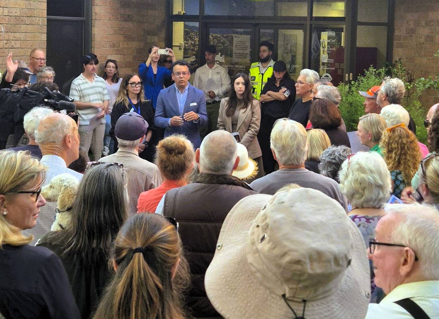 Two Councillors from Kiama Municipal Council fronted their community and local media to take questions and provide an update on the Extraordinary Meeting.<br />
Left: (fmr) Cr. Michael Cains<br />
Right: Cr. Imogen Draisma<br />
